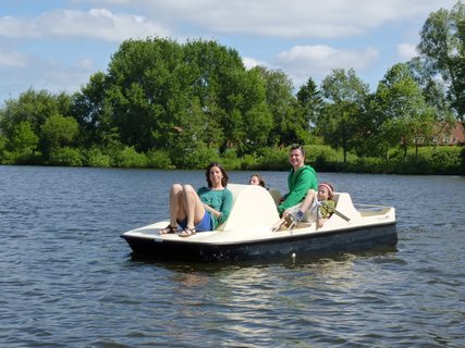 Eine Familie fährt mit dem Tretboot auf dem Vörder See