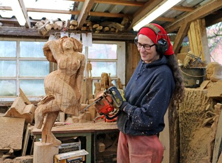 Ragna Reusch in ihrer Holzwerkstatt