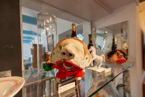 Lustiges Kunstwerk, ein Kopf mit großen roten Lippen, im Haus Kreienhoop