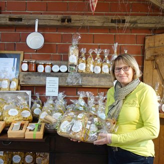 Sabine Bassen präsentiert selbst hergestellte Nudeln in ihrem Hofladen