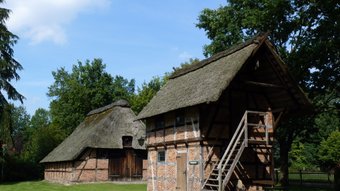 Historischer Honigspeicher vor einem Schafstall, beide mit Fachwerk, am Heimatmuseum Scheeßel