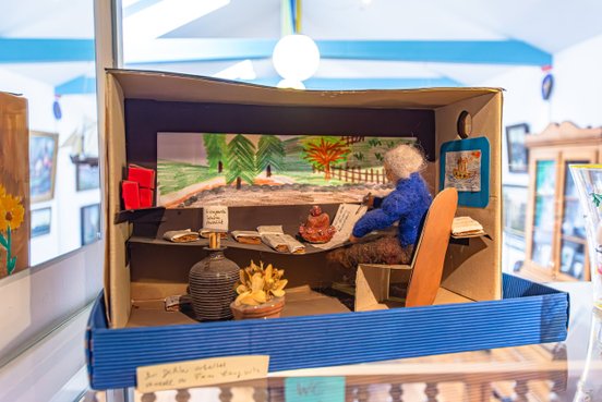 Eine selbst gebastelte bunte Puppenstube von Walter Kempowski