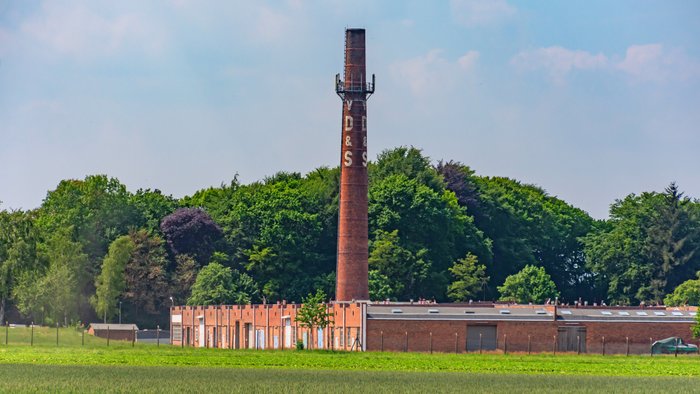 Altes Industriegebäude mit Schornstein aus Backstein bei Visselhövede