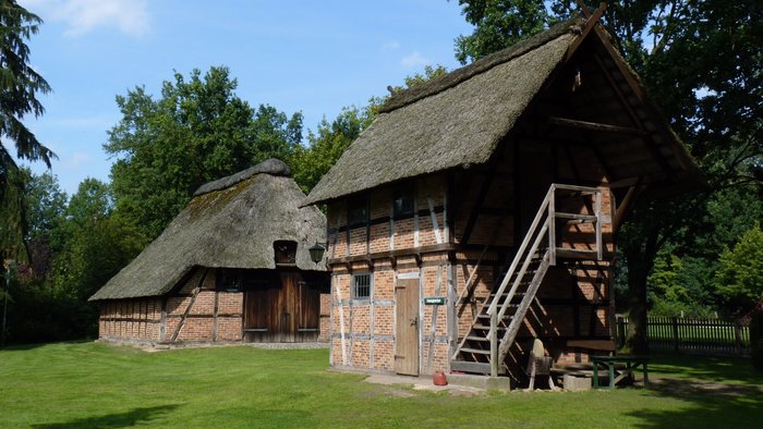 Historischer Honigspeicher vor einem Schafstall, beide mit Fachwerk, am Heimatmuseum Scheeßel