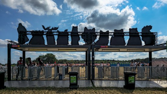 Der Eingangsbereich des Festival-Geländes mit den Tierfiguren von hinten gesehen.