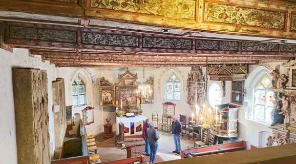 Historische bunt bemalte Decke über dem Altarraum in der Oeser Kirche