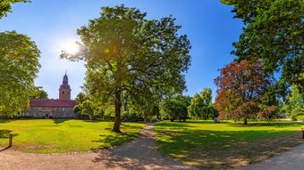 Panorama-Ansicht vom Zevener Stadtpark mit dem Kloster im Hintergrund