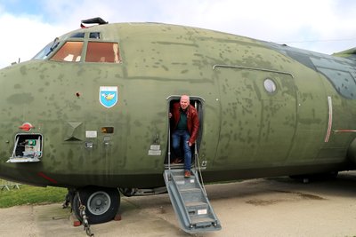 Achim Figgen tritt aus der Tür den Flugzeuges Transall