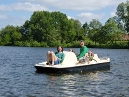 Eine Familie fährt mit dem Tretboot auf dem Vörder See