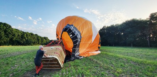 Miro kippt den Korb, an dem der Ballon in sich zusammenfällt
