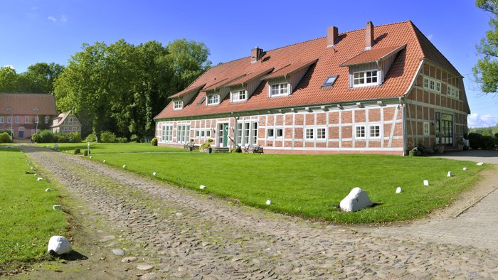 Außenansicht vom historischen Rittergut Poggemühlen mit Park