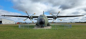 Von vorne ist sichtbar, wie groß die Spannweite der Flügel von der Transall ist