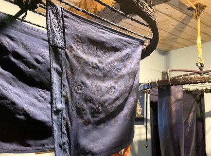 Gefärbte Tücher trocknen am Ring