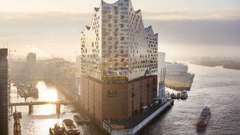 Hamburger Elbphilharmonie bei Sonnenaufgang, Foto: Cooper Copter GmbH