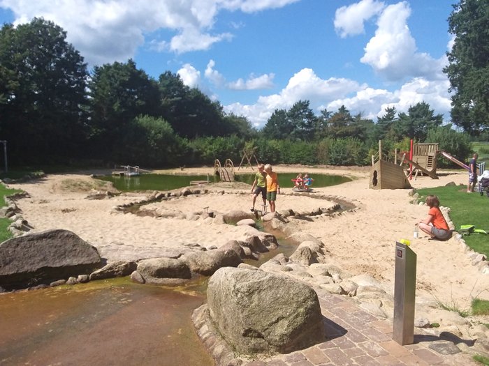 Riesiger Wasserspielplatz in Farven vor strahlend blauem Himmel