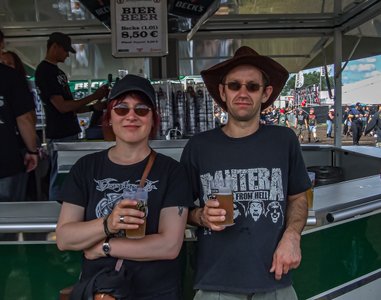 Paar am Bierstand auf dem Wacken Open Air im Jahr 2009