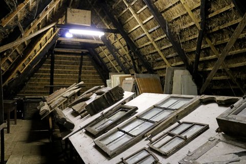 Dachboden mit alten Fenstern im Bauernhaus Eckes Hus 