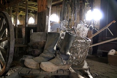 Schuhe und Geräte in der Diele von Eckes Hus