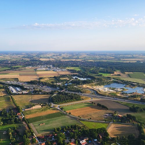 Blick auf die Autobahn 27 mit Raststätte und Baggersee