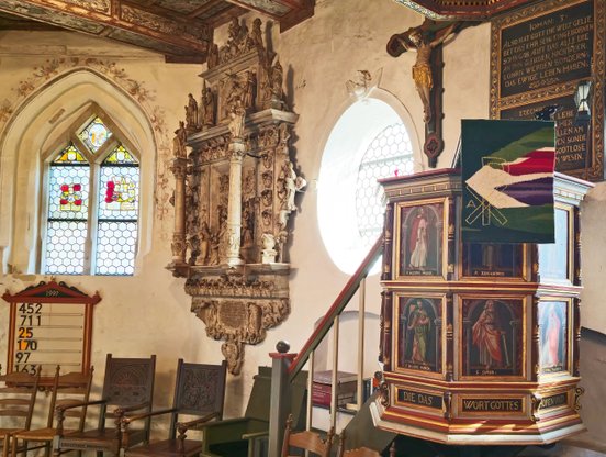 Die Kanzel und ein Epitaph in der Oeser Kirche