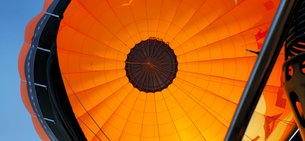 Der Heißluftballon bei der Landung, noch oben geschlossen