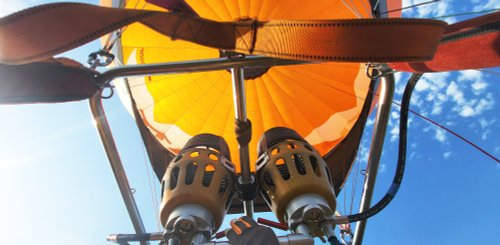 Blick nach oben auf Gasgerät und Ballon