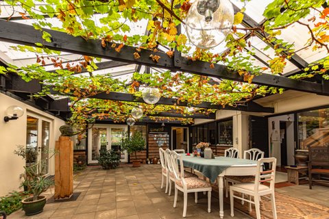 Überdachte Terrasse mit Herbstlaub und Sitzplatz im Haus von Walter Kempowski