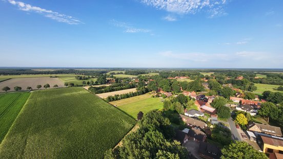 Das Feld der Landung zwischen Acker und Dorf