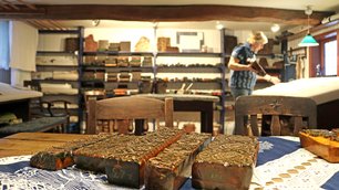 Ilse werkelt in der Blaudruck-Werkstatt