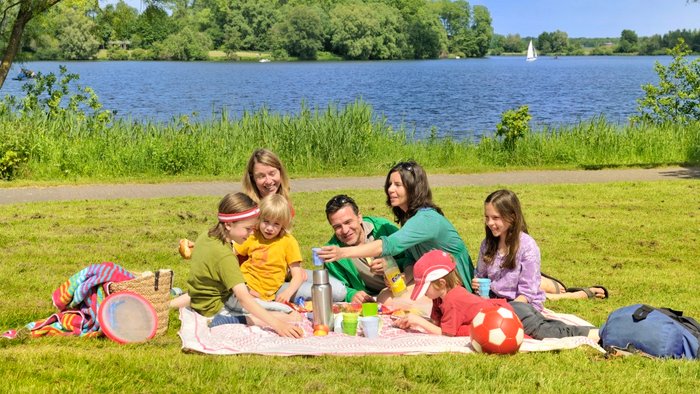 Großes Picknick zweier Familien am sommerlichen Vörder See in Bremervörde