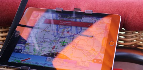 Ein Tablet im Heißluftballon zeigt eine Landkarte und Navigationsdaten
