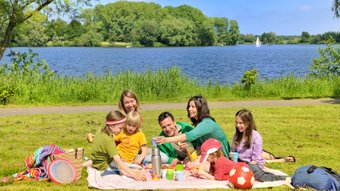Großes Picknick zweier Familien am sommerlichen Vörder See in Bremervörde