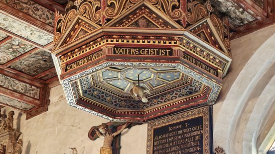 Der schön verzierte Baldachin über der Kanzel mit der Taube