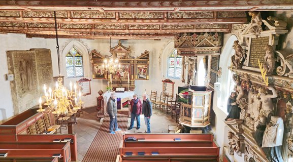 Blick von oben mit Epitaph und Kanzel auf der linken Seite