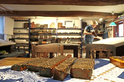 Ilse werkelt in der Blaudruck-Werkstatt