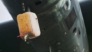 Ein schmutziger Kanister hängt vom Flügel der Transall herunter