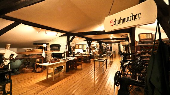 Blick in das Handwerkermuseum mit dem Schild vom Schuhmacher