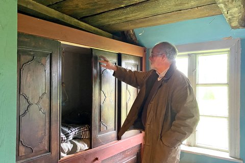 Dr. Wolfgang Dörfler erklärt die Butze im Flett von Eckes Hus