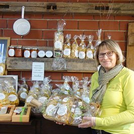 Sabine Bassen präsentiert selbst hergestellte Nudeln in ihrem Hofladen