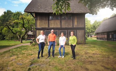 Das Team des Touristikverbands Landkreis Rotenburg (Wümme) steht vor dem Honigspeicher am Heimathaus Rotenburg