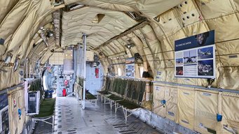 Blick von hinten nach vorne in den Frachtraum der Transall