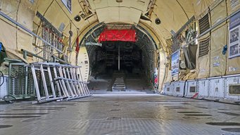 Blick von vorne nach hinten in den Frachtraum der Transall