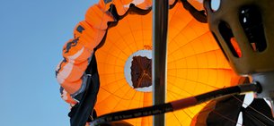 Der Heißluftballon bei der Landung, stark zusammengefallen