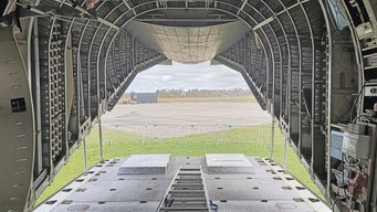 Blick von innen nach außen durch die halb geöffnete Laderampe