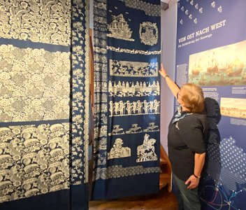 Anne Rathjen erklärt die Muster des Blaudruck