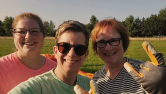 Die Ex-Kolleginnen Verena, Petra und Ingrid lächeln in diesem Selfie in die Kamera