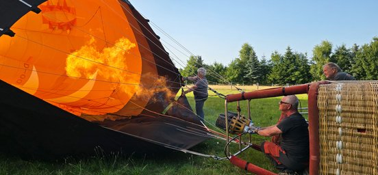 Miroslav dreht den Gashahn am Ballon auf, damit dieser sich durch das Feuer mit heißer Luft füllt