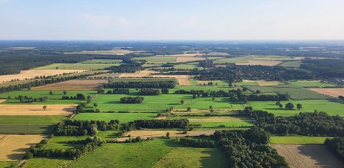 Ein Mosaik von Feldern und Waldstücken, typisch für die norddeutsche Kulturlandschaft
