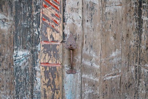 Detail des Holztores mit Schloss vom Vorschauer
