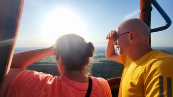 Udo und Verena schauen in unterschiedliche Richtungen und schützen ihre Augen vor der Sonne